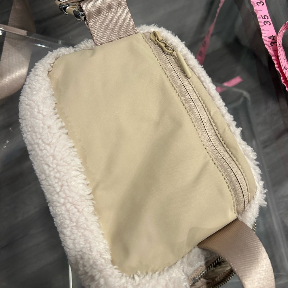 NWOT Lululemon Sherpa Fleece Beltbag Cream/White Fannypack - Picture 8 of 13